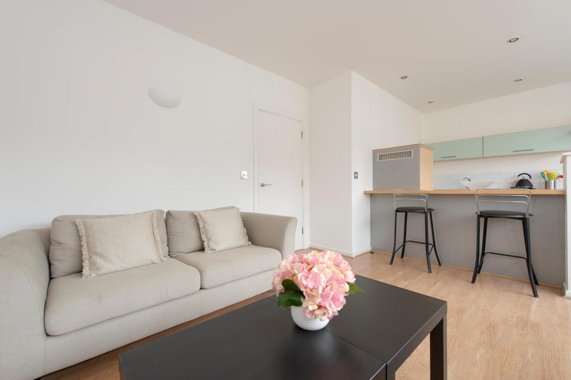 Апартаменты Modern Luxury By Bow Road Station Лондон
